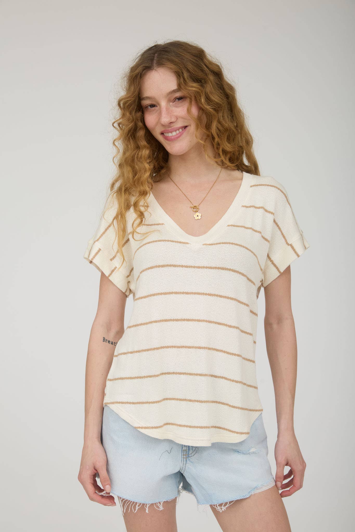 STRIPE V NECK CUFFED SHORT SLEEVE KNIT TOP: LIGHT KHAKI