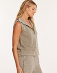 HALF ZIPPED SLVLESS TOP