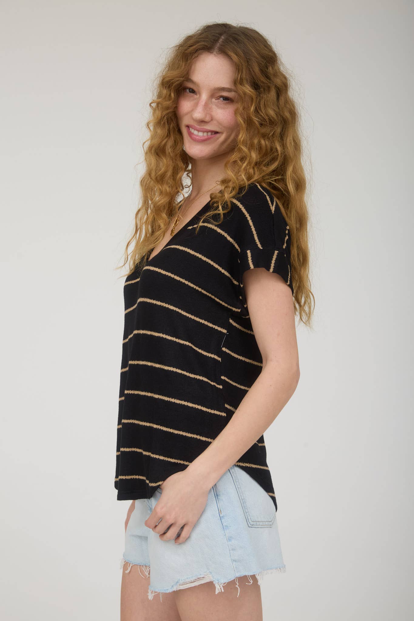 STRIPE V NECK CUFFED SHORT SLEEVE KNIT TOP: LIGHT KHAKI