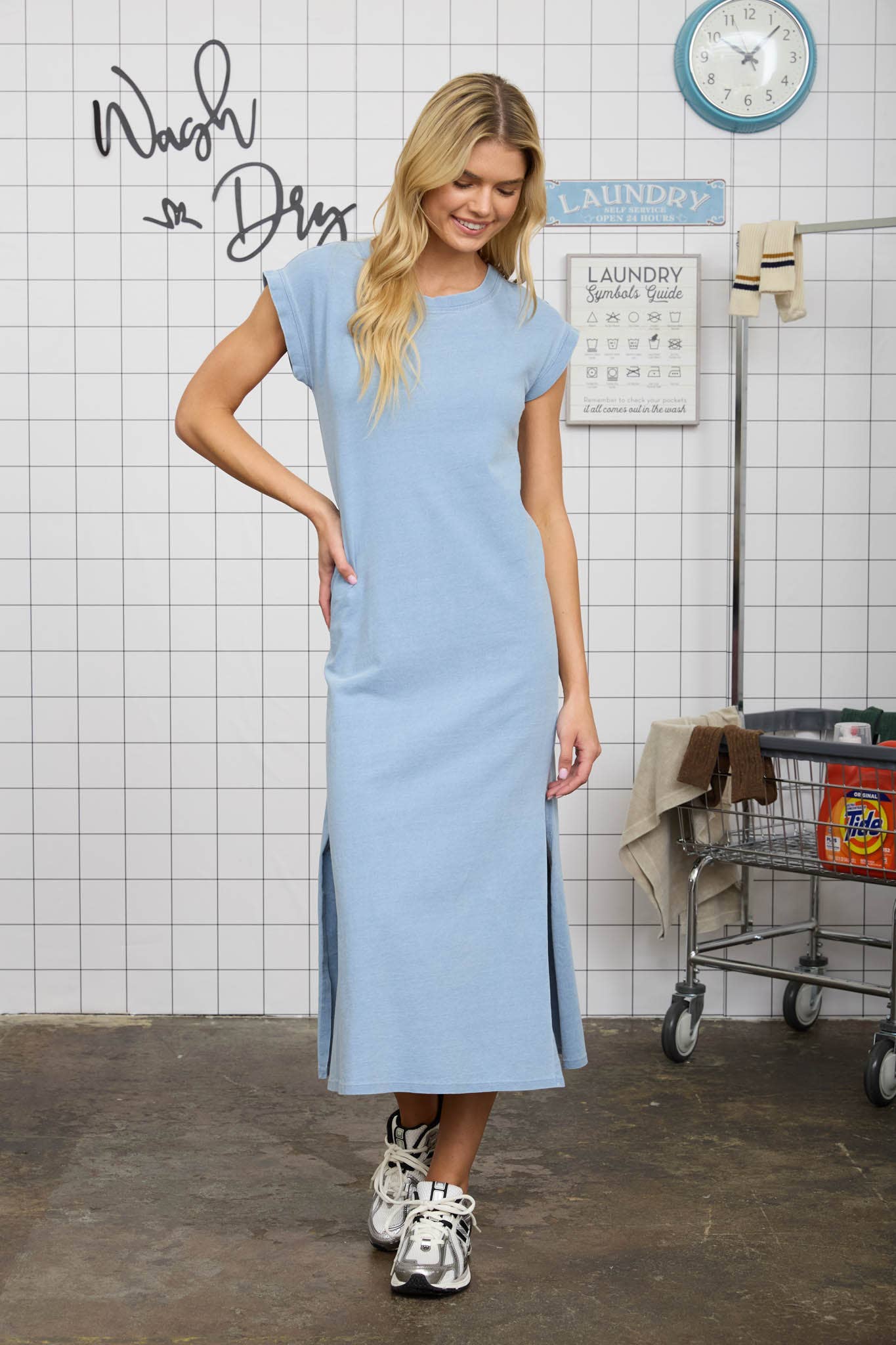 SHORT SLEEVE SIDE SLIT DETAIL KNIT T-SHIRT MIDI DRESS: DARK DENIM