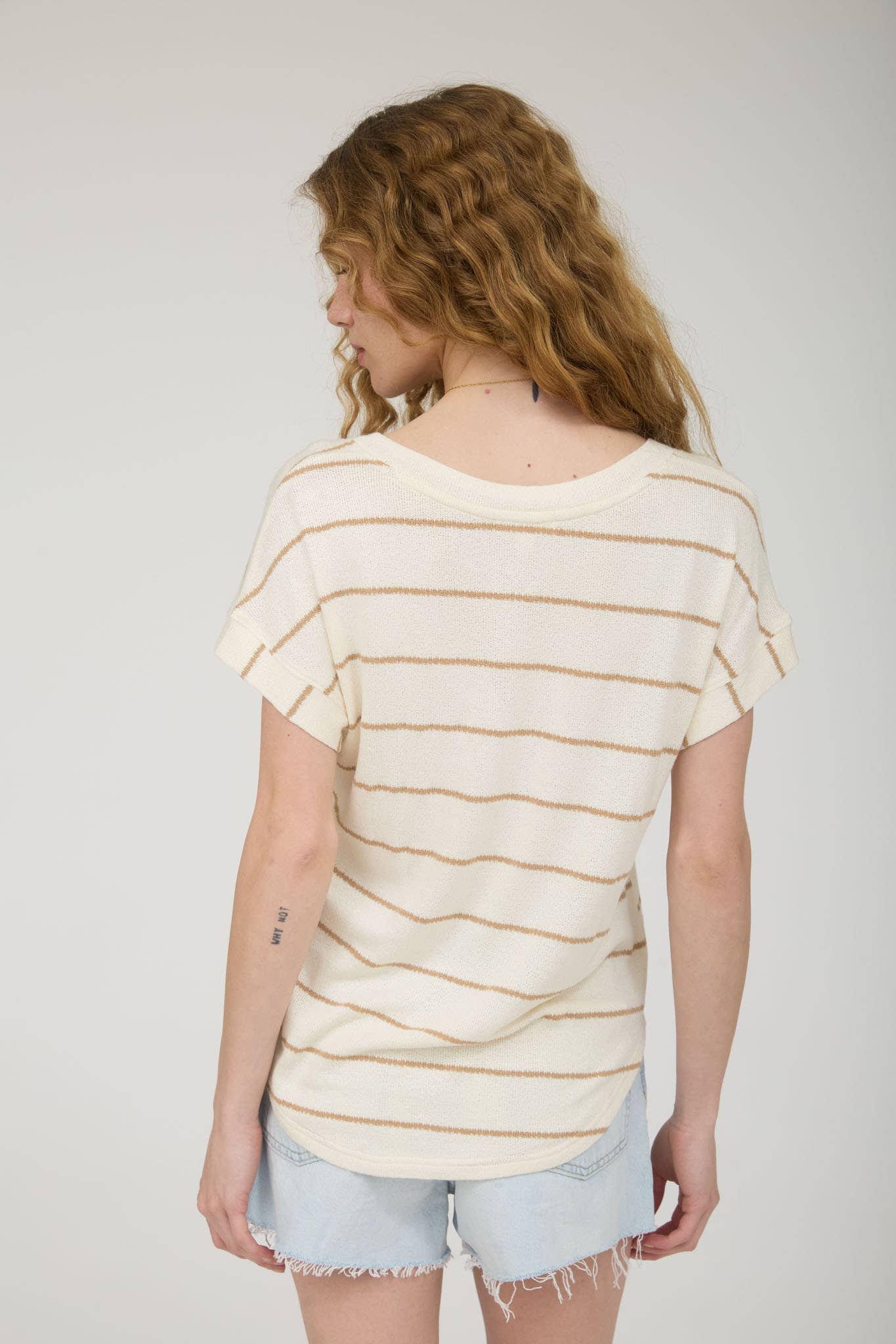 STRIPE V NECK CUFFED SHORT SLEEVE KNIT TOP: CREAM