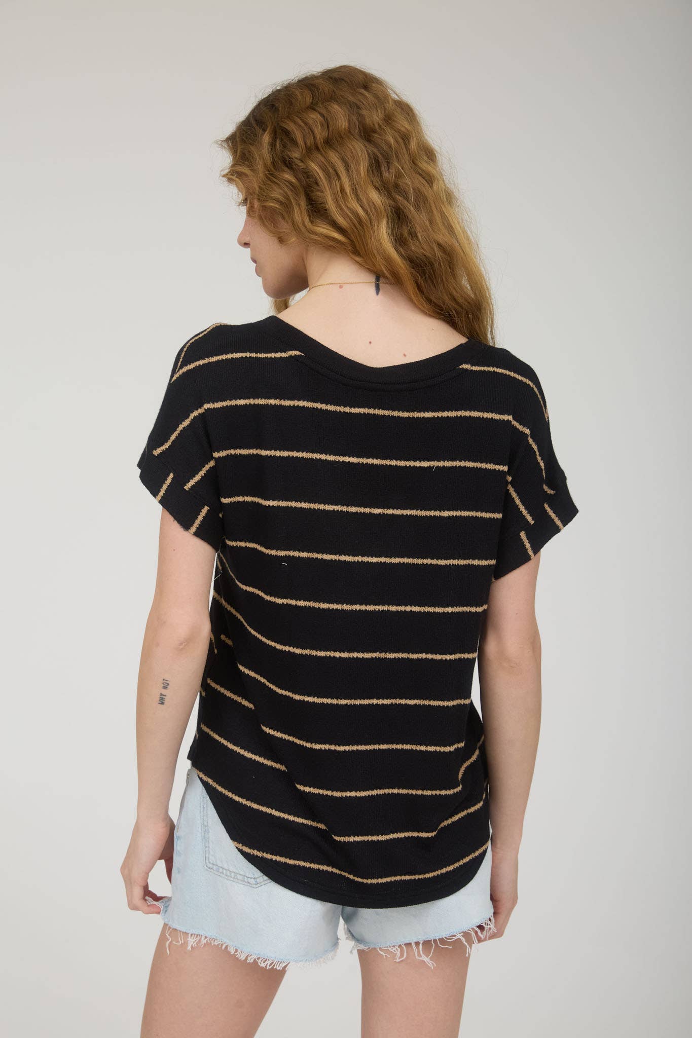STRIPE V NECK CUFFED SHORT SLEEVE KNIT TOP: LIGHT KHAKI