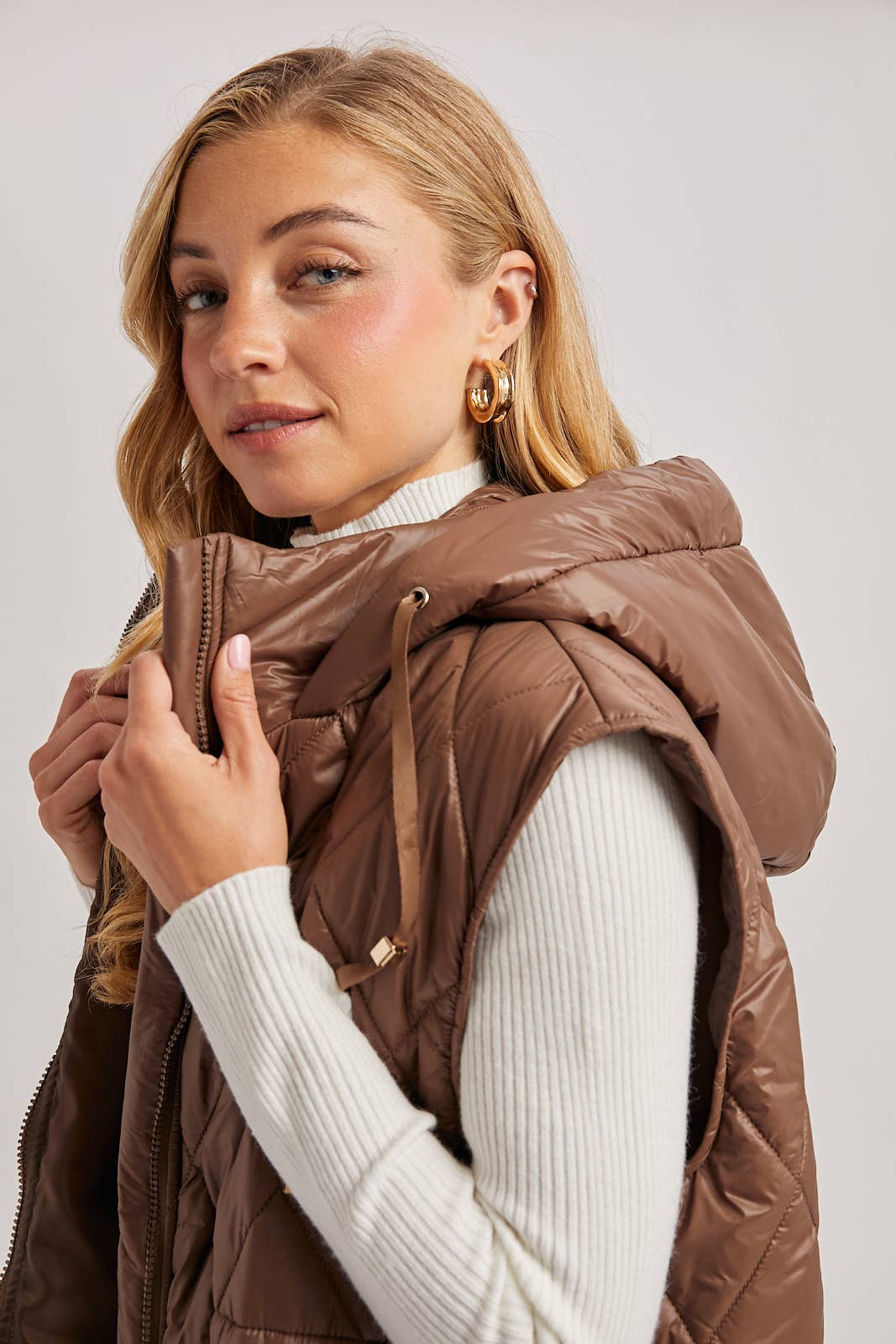 DIAMOND QUIT PUFFER LONG-LINE HOODED VEST: COCO