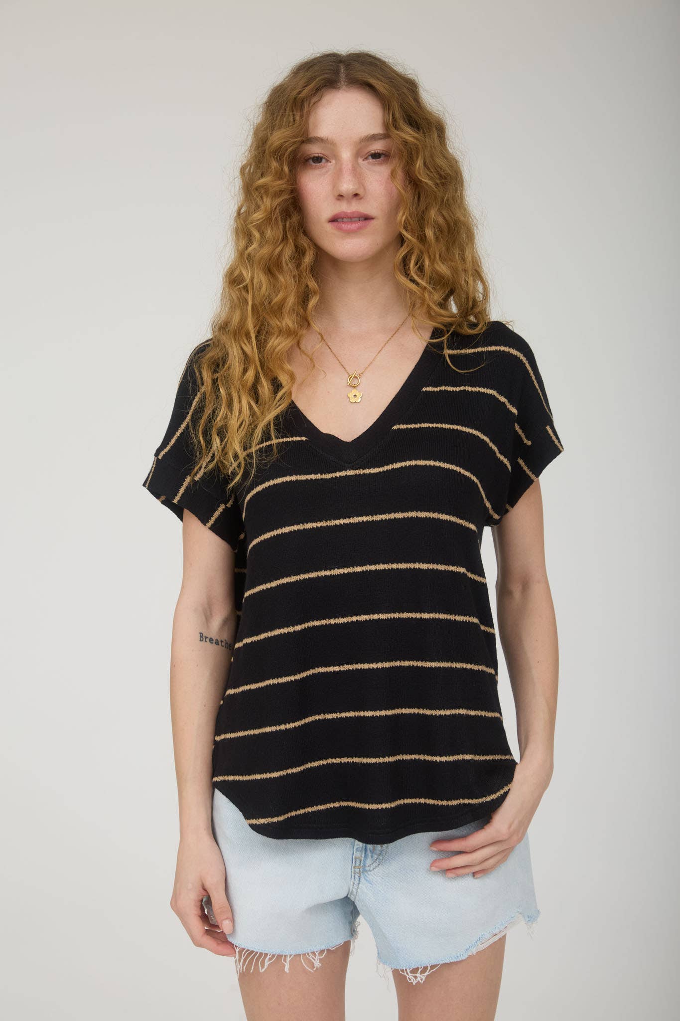 STRIPE V NECK CUFFED SHORT SLEEVE KNIT TOP: LIGHT KHAKI