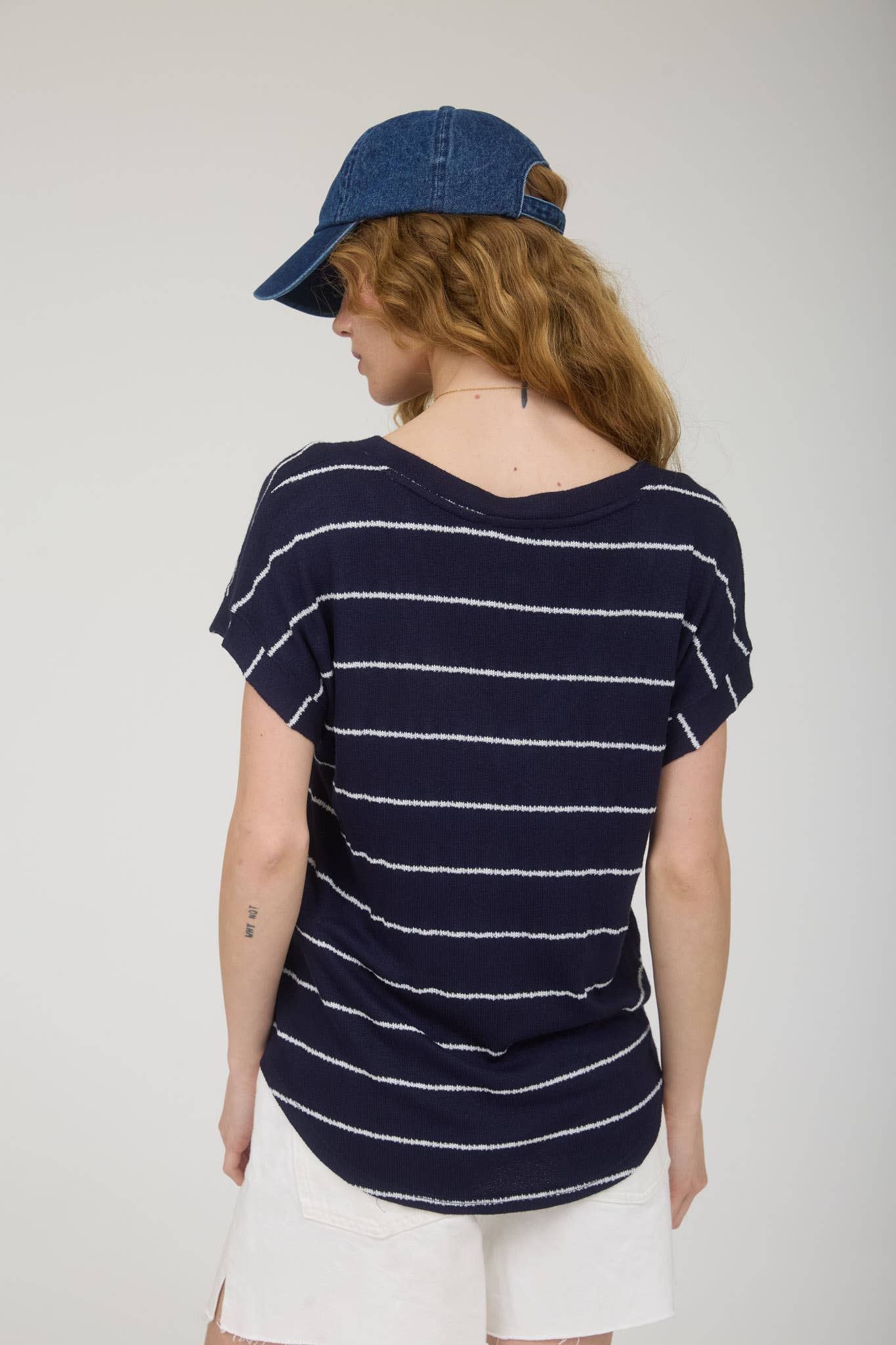 STRIPE V NECK CUFFED SHORT SLEEVE KNIT TOP: CREAM