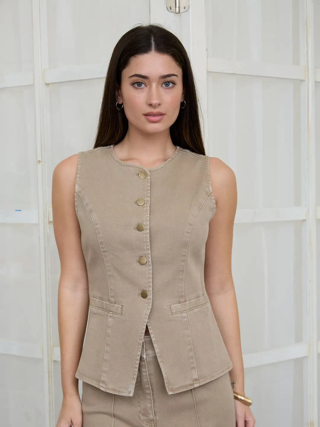 SLEEVELESS ROUND NECK DENIM VEST/MOCHA