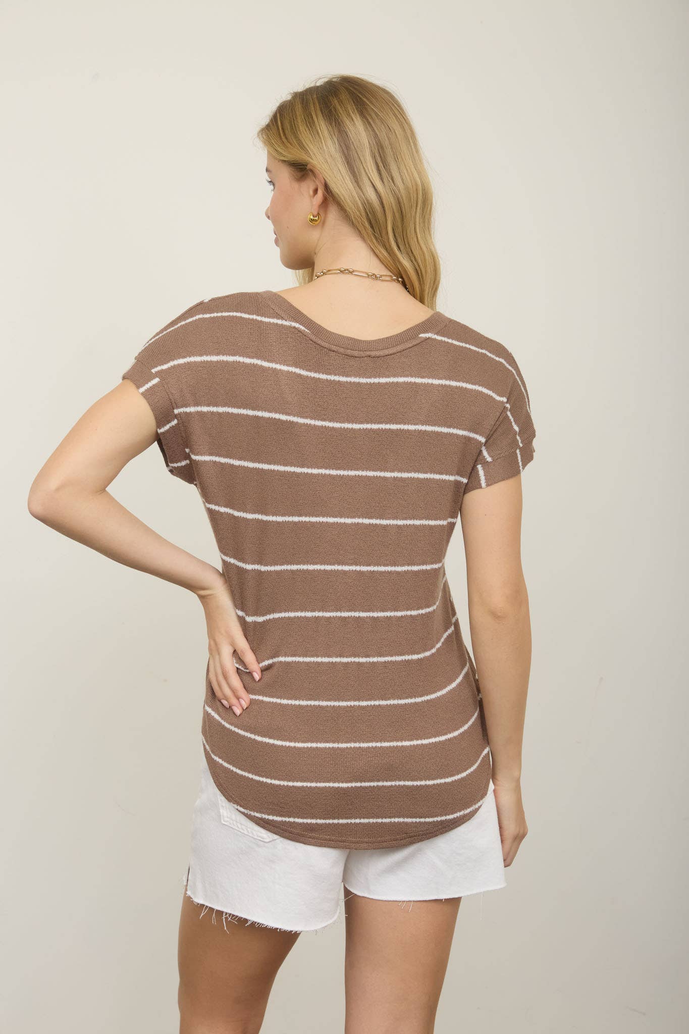 STRIPE V NECK CUFFED SHORT SLEEVE KNIT TOP: LIGHT KHAKI