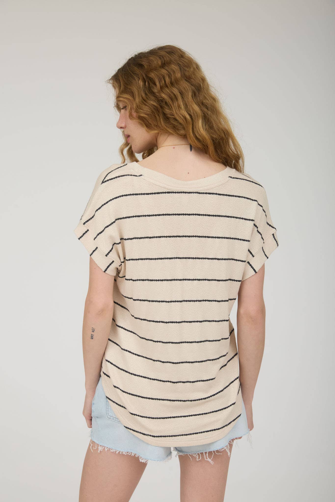 STRIPE V NECK CUFFED SHORT SLEEVE KNIT TOP: CREAM