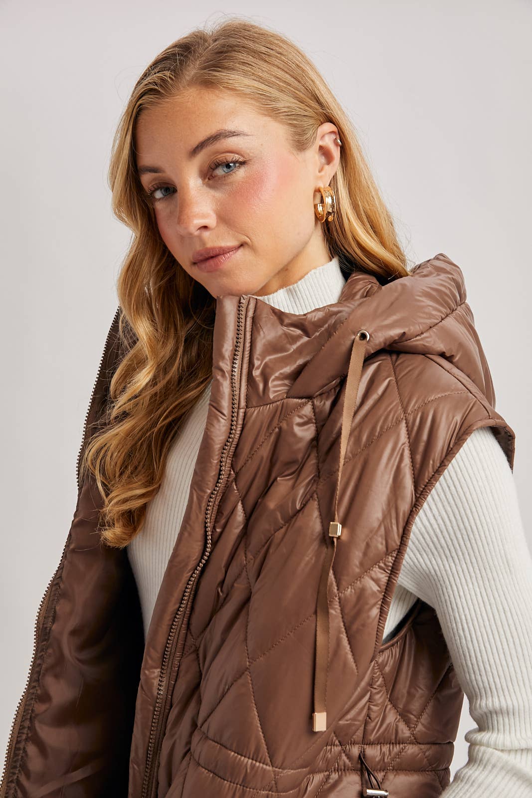 DIAMOND QUIT PUFFER LONG-LINE HOODED VEST: COCO