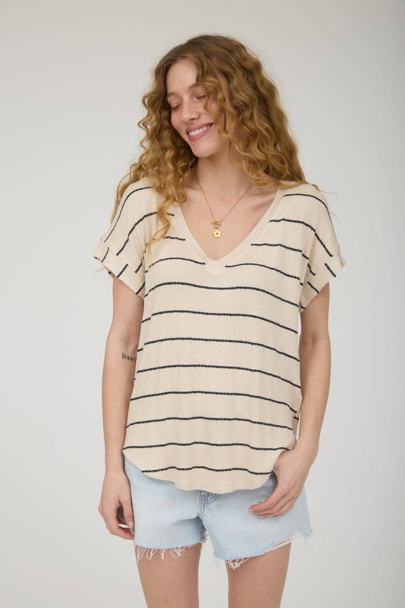 STRIPE V NECK CUFFED SHORT SLEEVE KNIT TOP: CREAM