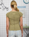 RAGLAN EXPOSED SEAM SHORT SLEEVE KNIT TOP: MOCHA