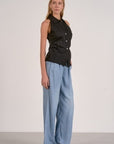 BLACK SLEEVELESS BUTTON-UP