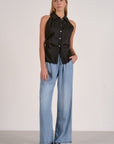 BLACK SLEEVELESS BUTTON-UP